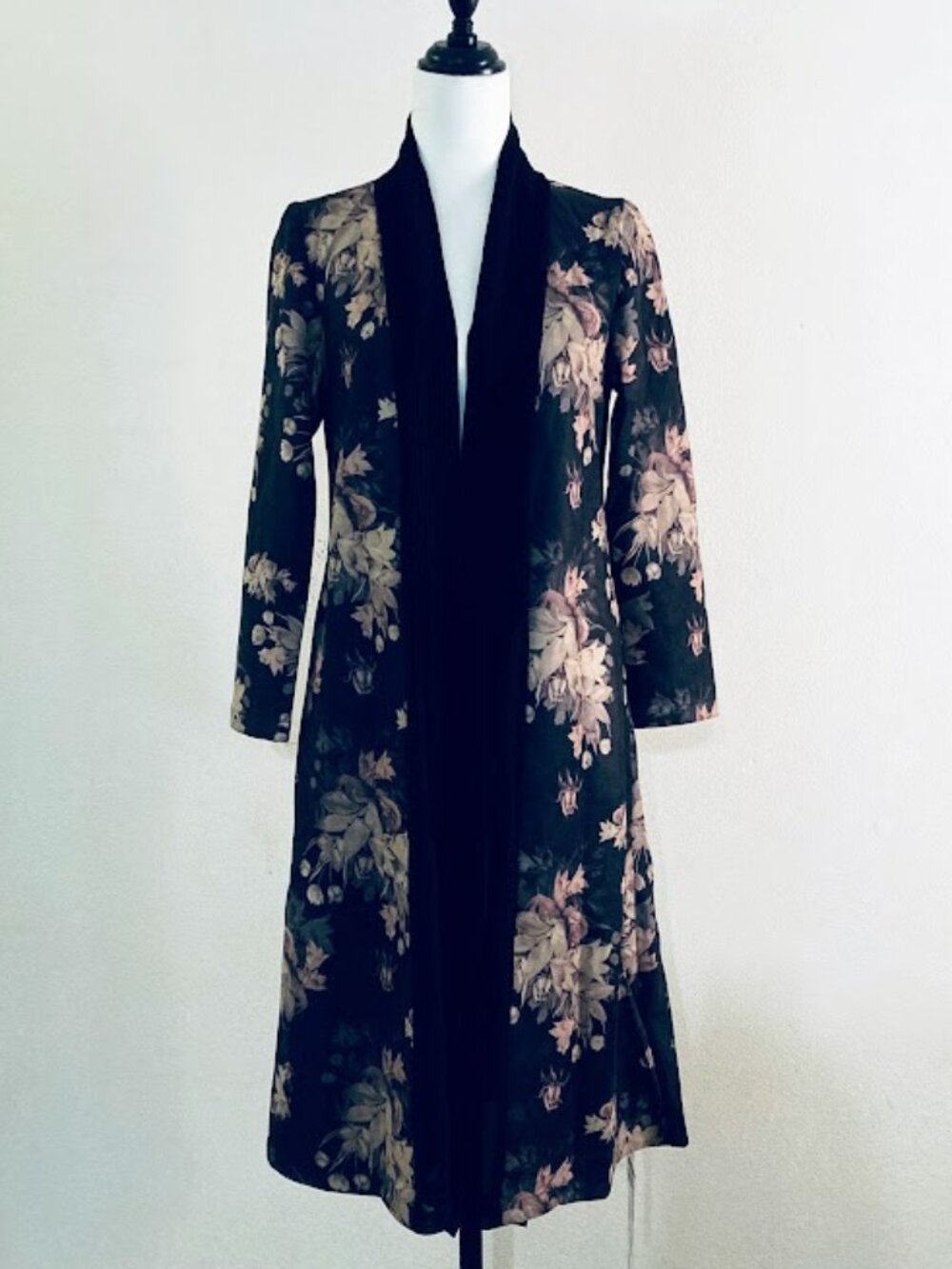#48752 elegant vintage dark-print long coat with a calm
